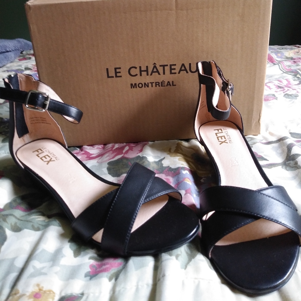 New with tags genuine leather le chateau wedges